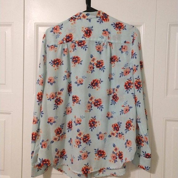 🌸 Beautiful floral button down top - Picture 10 of 12